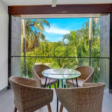 The Palms At Palm Cove Aparthotel Exterior photo
